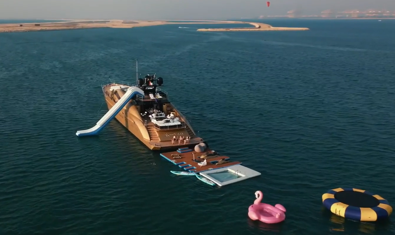 Die Yacht verfügt über eine Wasserrutsche, ein Trampolin und einen quallenfreien Pool