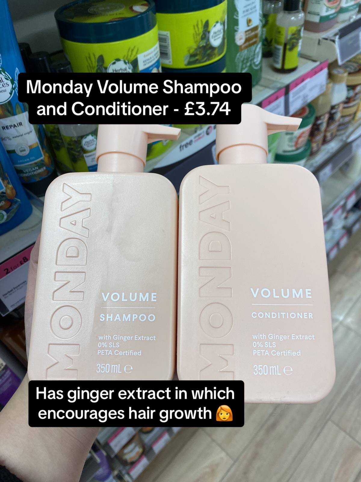 Der Mitarbeiter empfahl Monday Volume Shampoo und Conditioner für das Haarwachstum