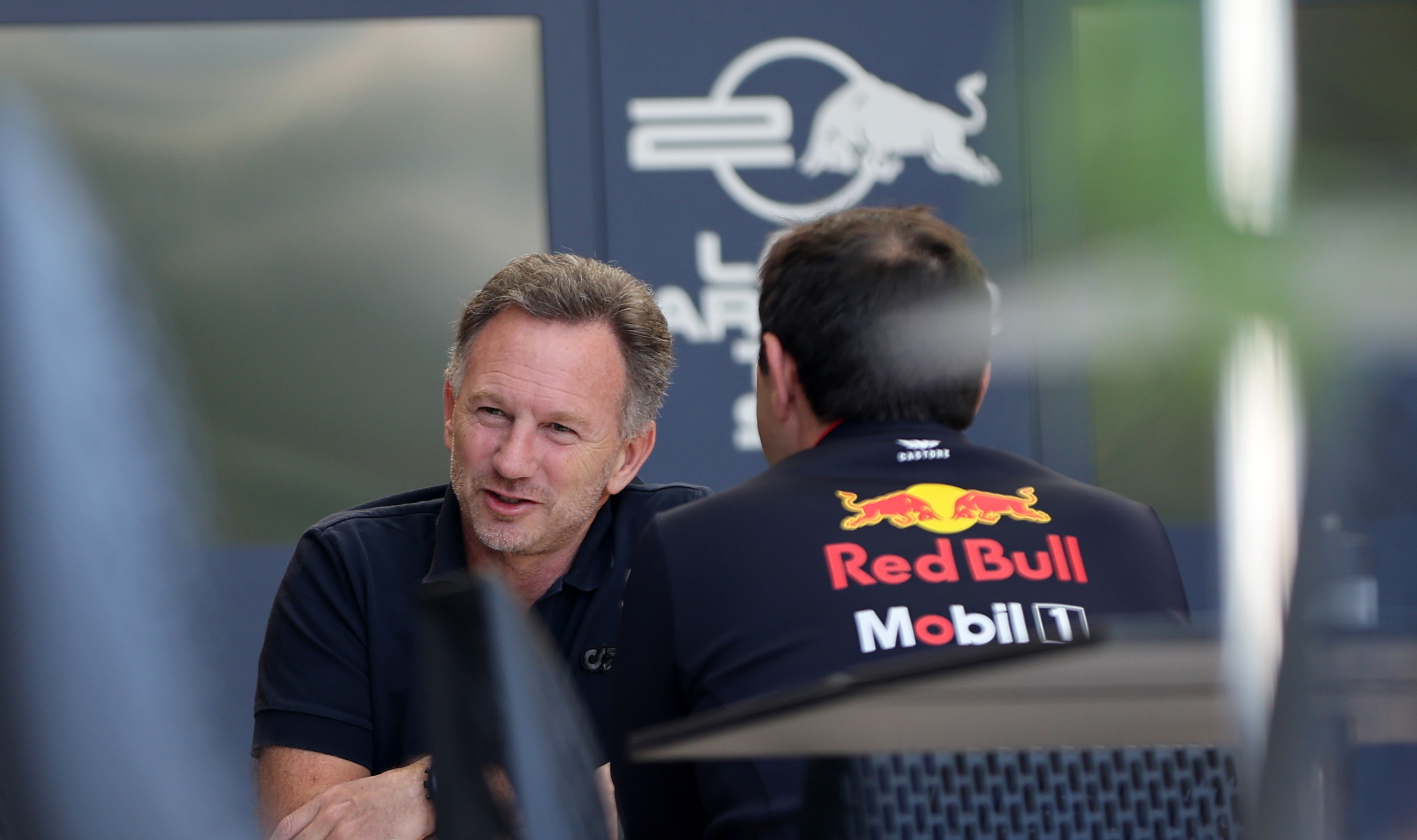 Horner unterhält sich während der Tests vor der Saison in Bahrain mit einem Teammitglied