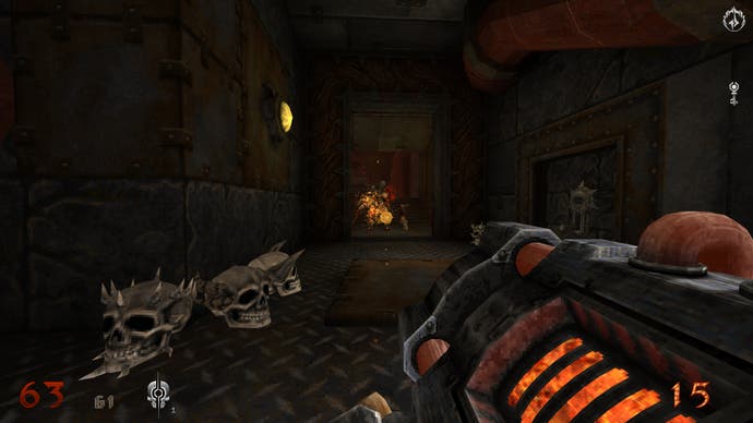 Ein Screenshot von Wrath: Aeon of Ruin, der zeigt, wie der Spieler leuchtend orangefarbene Projektile auf einen maskierten Henker-Feind in einem metallenen Korridor abfeuert.