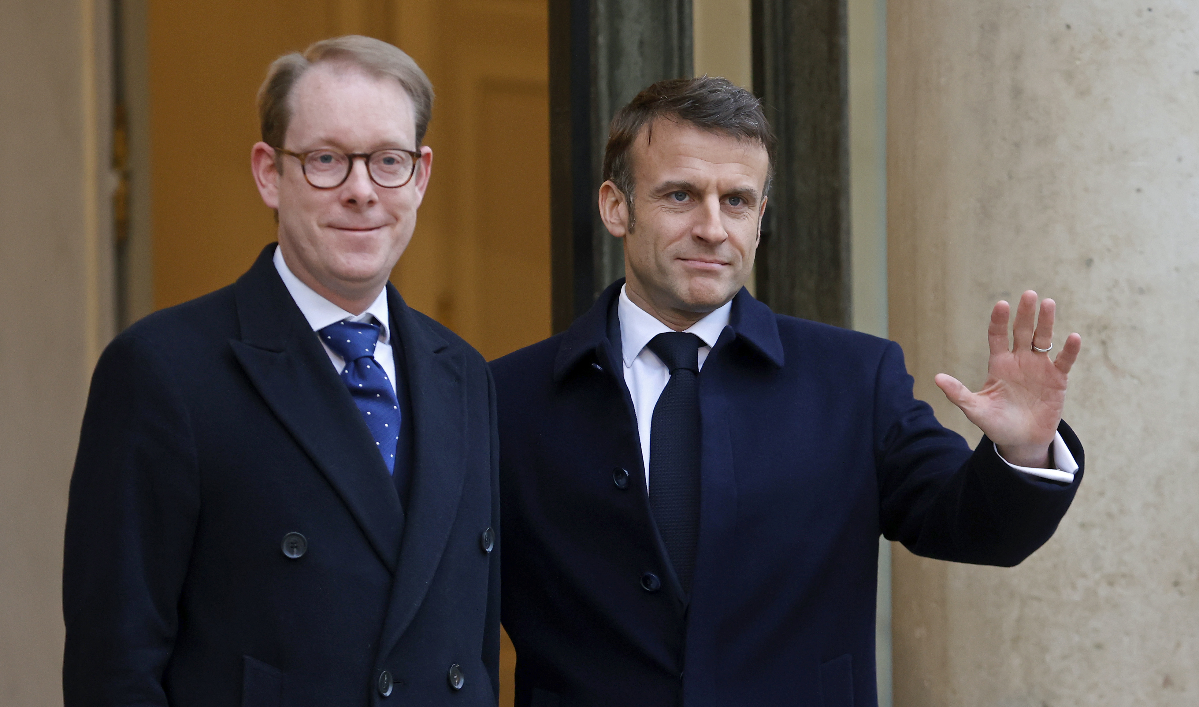 Der französische Präsident Emmanuel Macron begrüßt heute den schwedischen Außenminister Tobias Billström