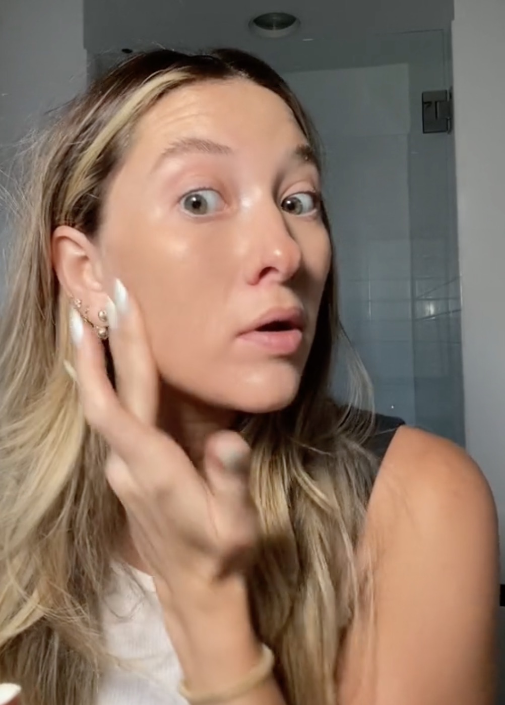 Die Make-up-Influencerin demonstrierte den Betrüger Seite an Seite auf ihrem Gesicht