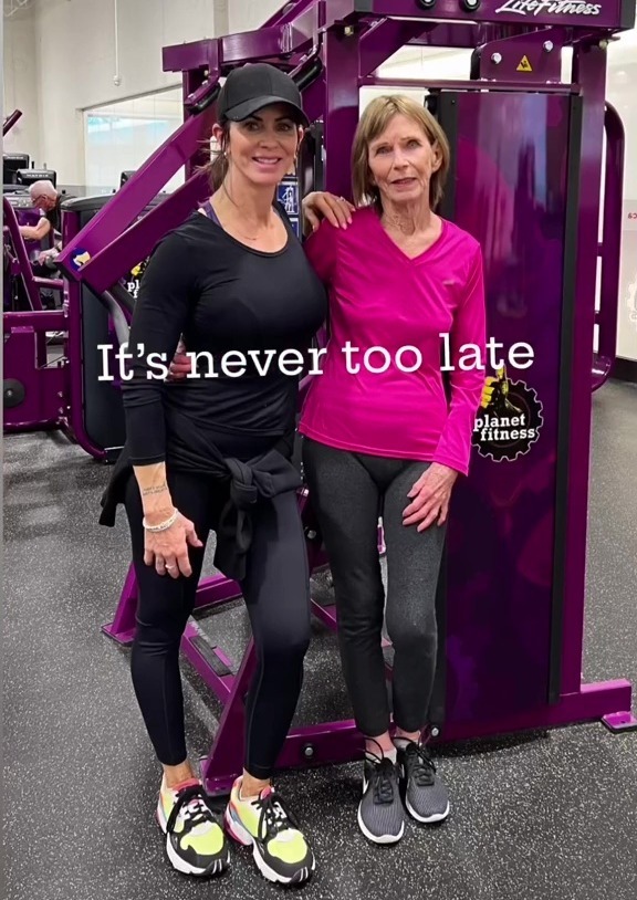Laut ihrer Tochter, die ebenfalls eine begeisterte Fitnessliebhaberin ist, begann ihre Mutter erst mit 60 richtig zu trainieren