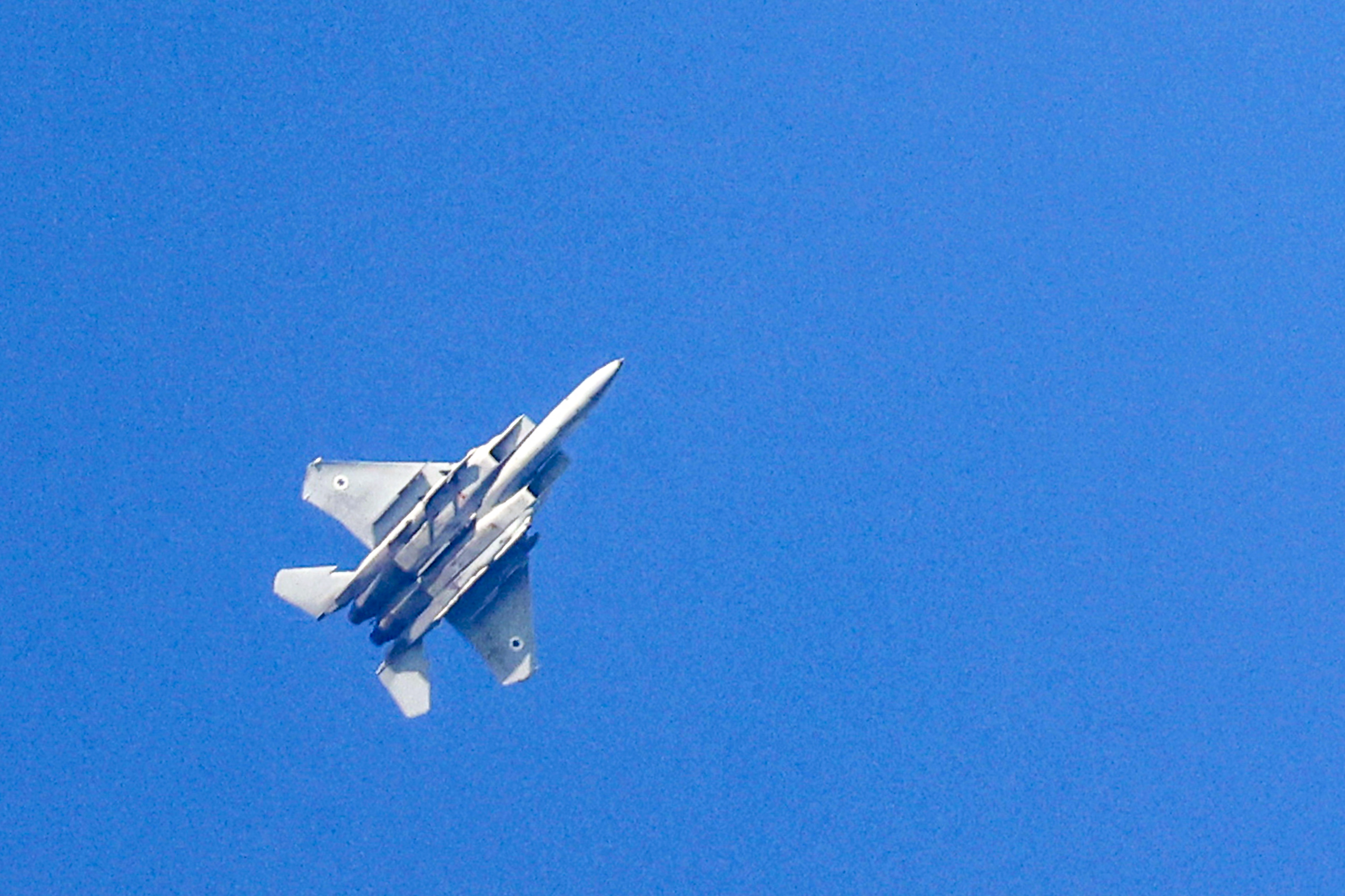 Ein Kampfflugzeug der israelischen Luftwaffe fliegt über das Grenzgebiet zum Südlibanon