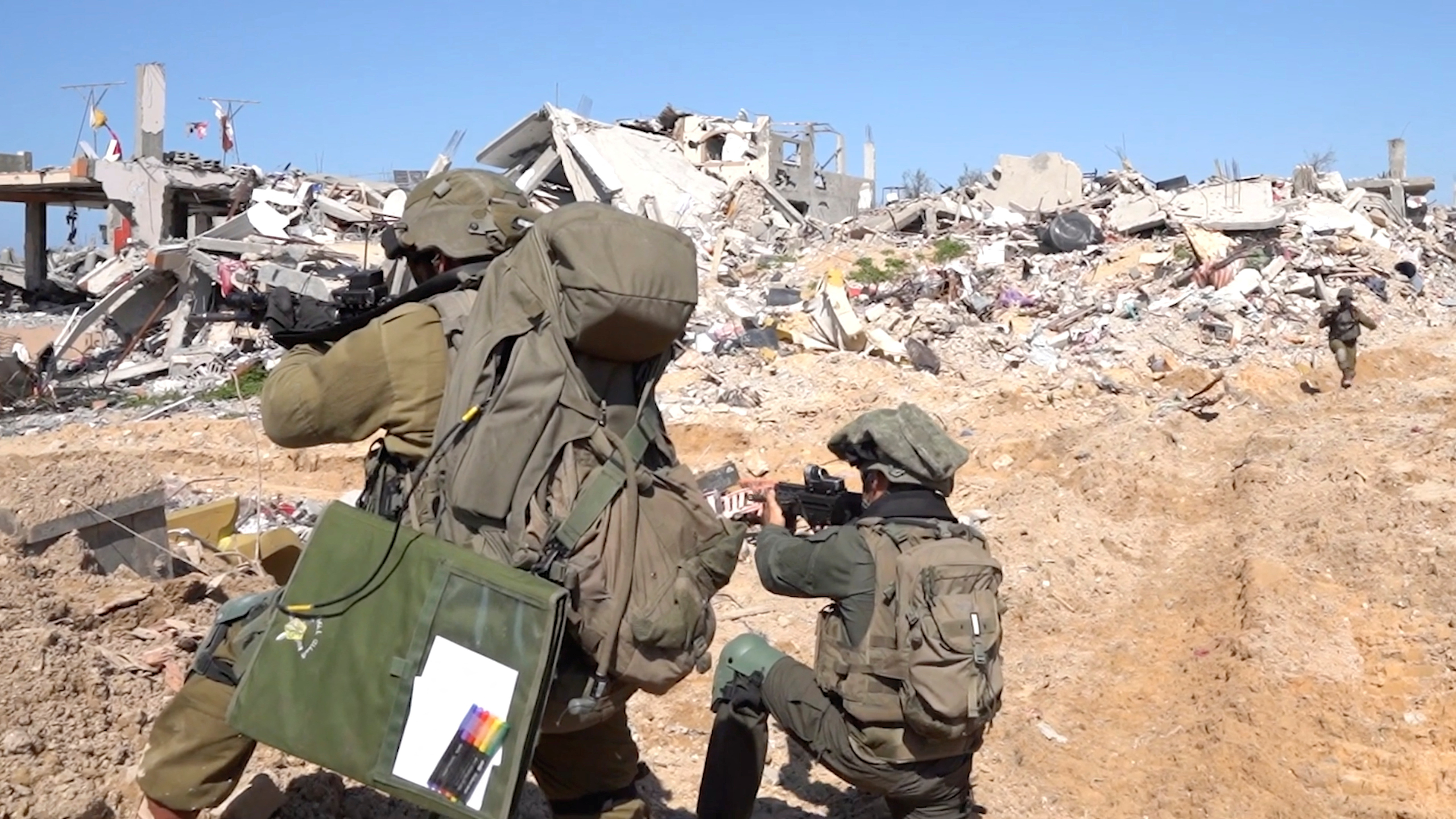 Israelische Soldaten operieren zwischen Gebäuderuinen im Gazastreifen