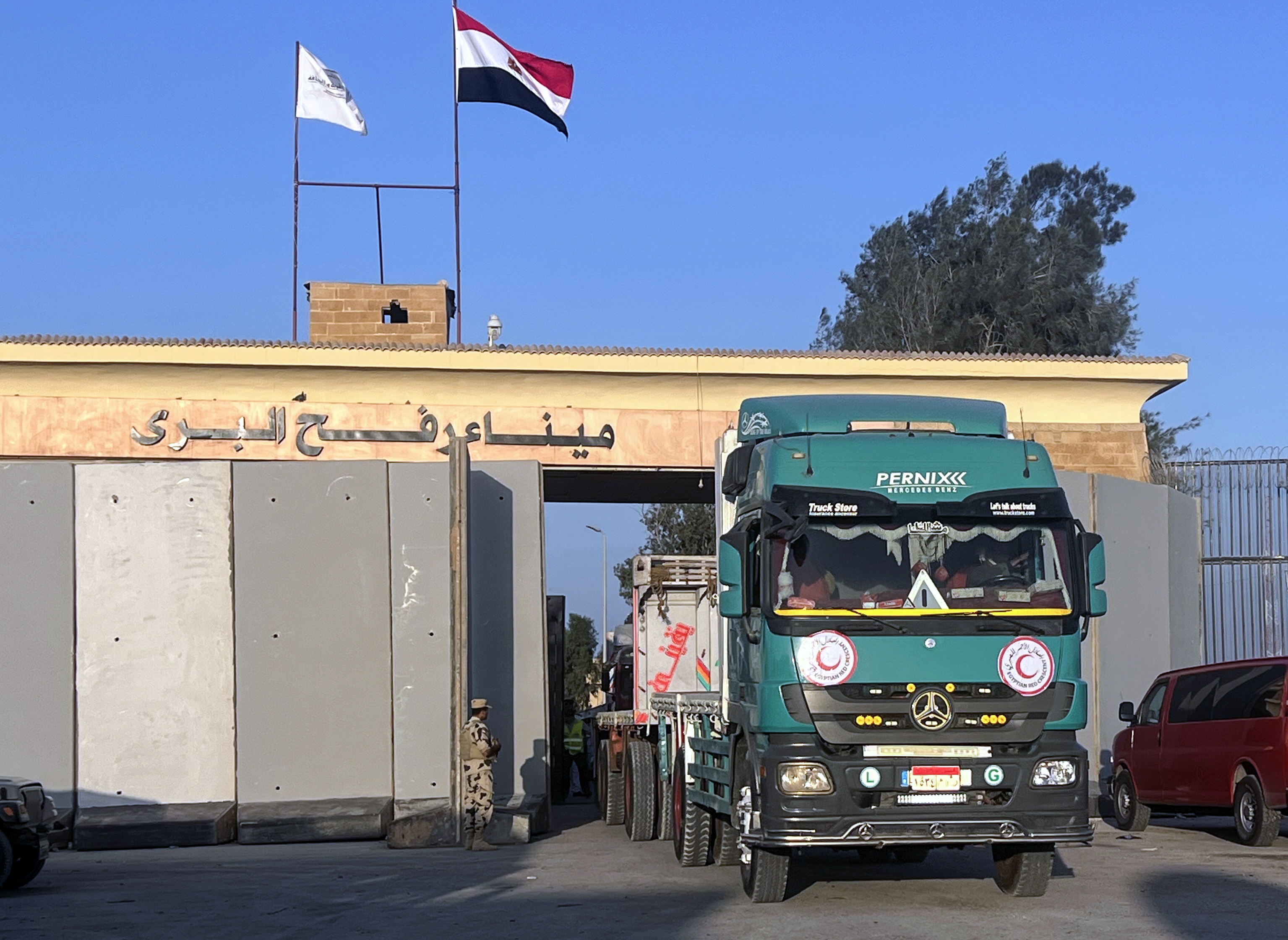 Ein Lastwagen, der humanitäre Hilfe nach Gaza bringt, überquert den Grenzübergang Rafah zwischen dem Gazastreifen und Ägypten
