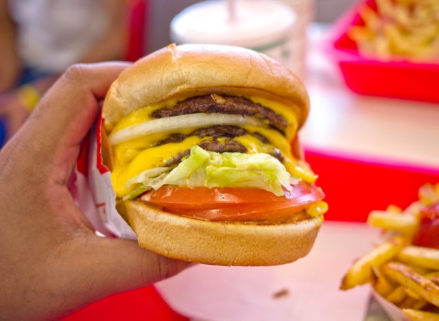 In-N-Out-Burger 3 x 3 Cheeseburger mit Aufstrich