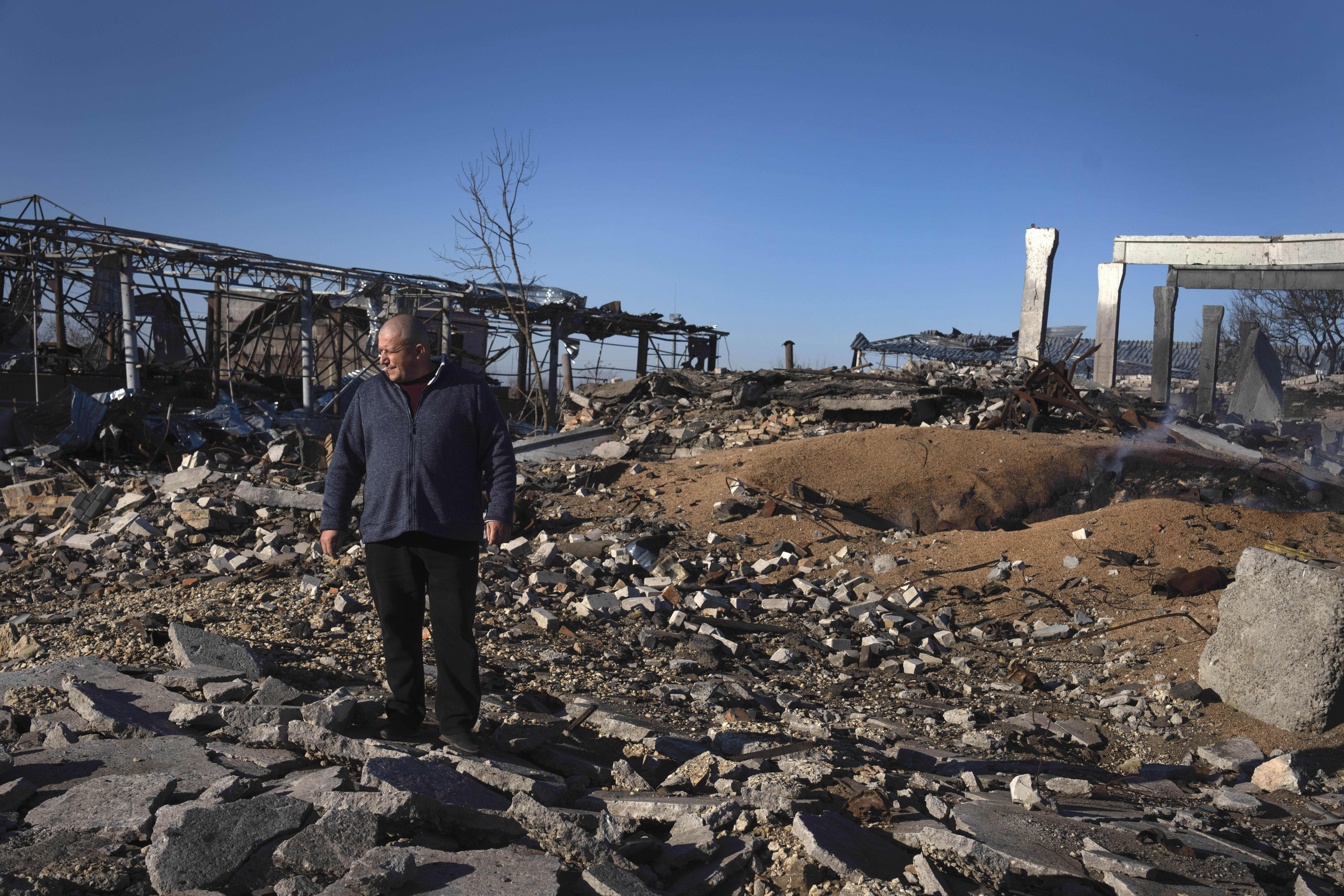 Der Bauer Volodymyr Melnikovych blickt auf die Ruinen seiner Farm nach einem russischen Raketenangriff im Dorf Kiseliovka in der Nähe von Cherson in der Ukraine
