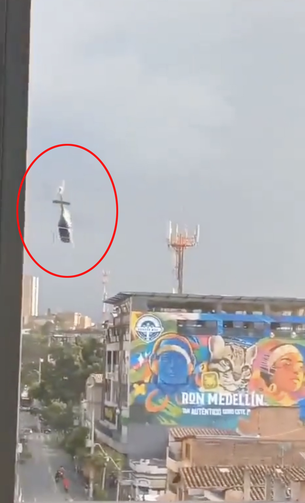 Frühere Aufnahmen haben den Moment festgehalten, in dem der Hubschrauber auf den Boden stürzt