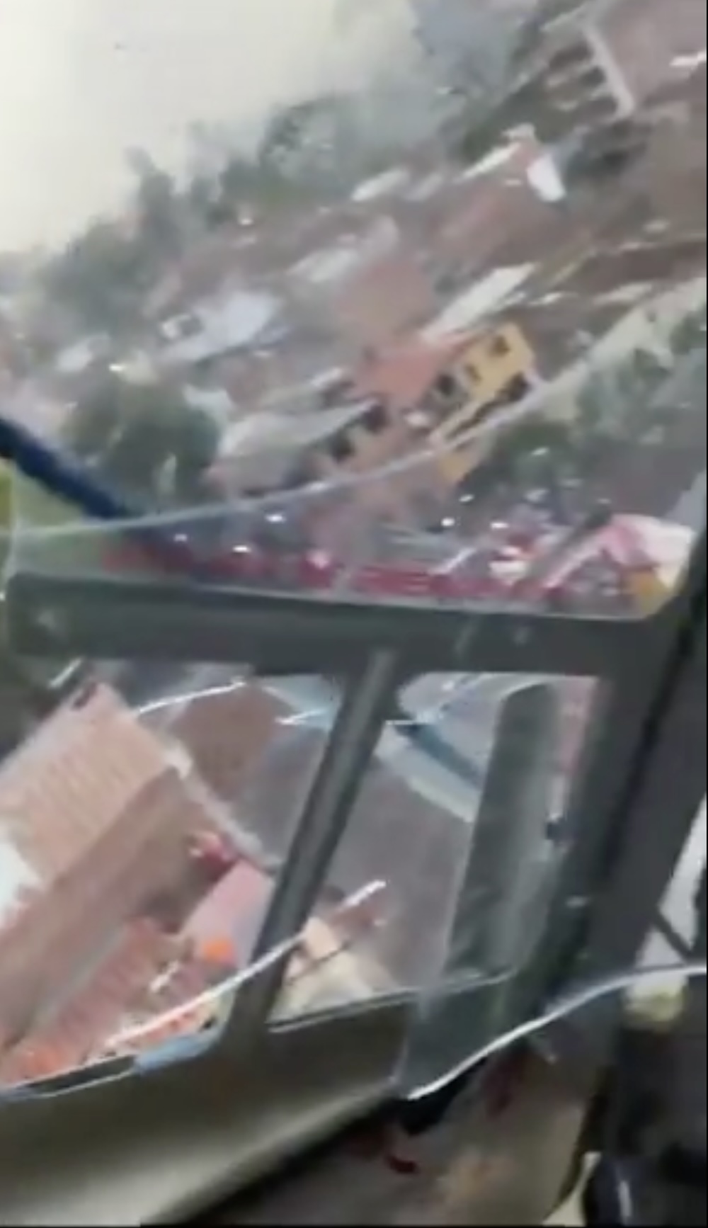 Ein separater Clip zeigt den Blick aus dem Helikopter nach dem Absturz