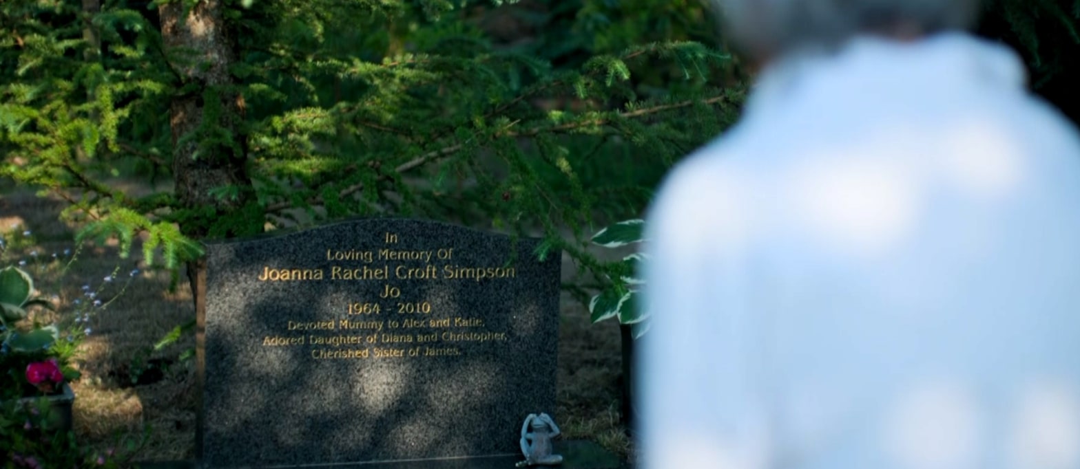 Während der Dokumentation geht Diana Parkes zum Grab ihrer Tochter
