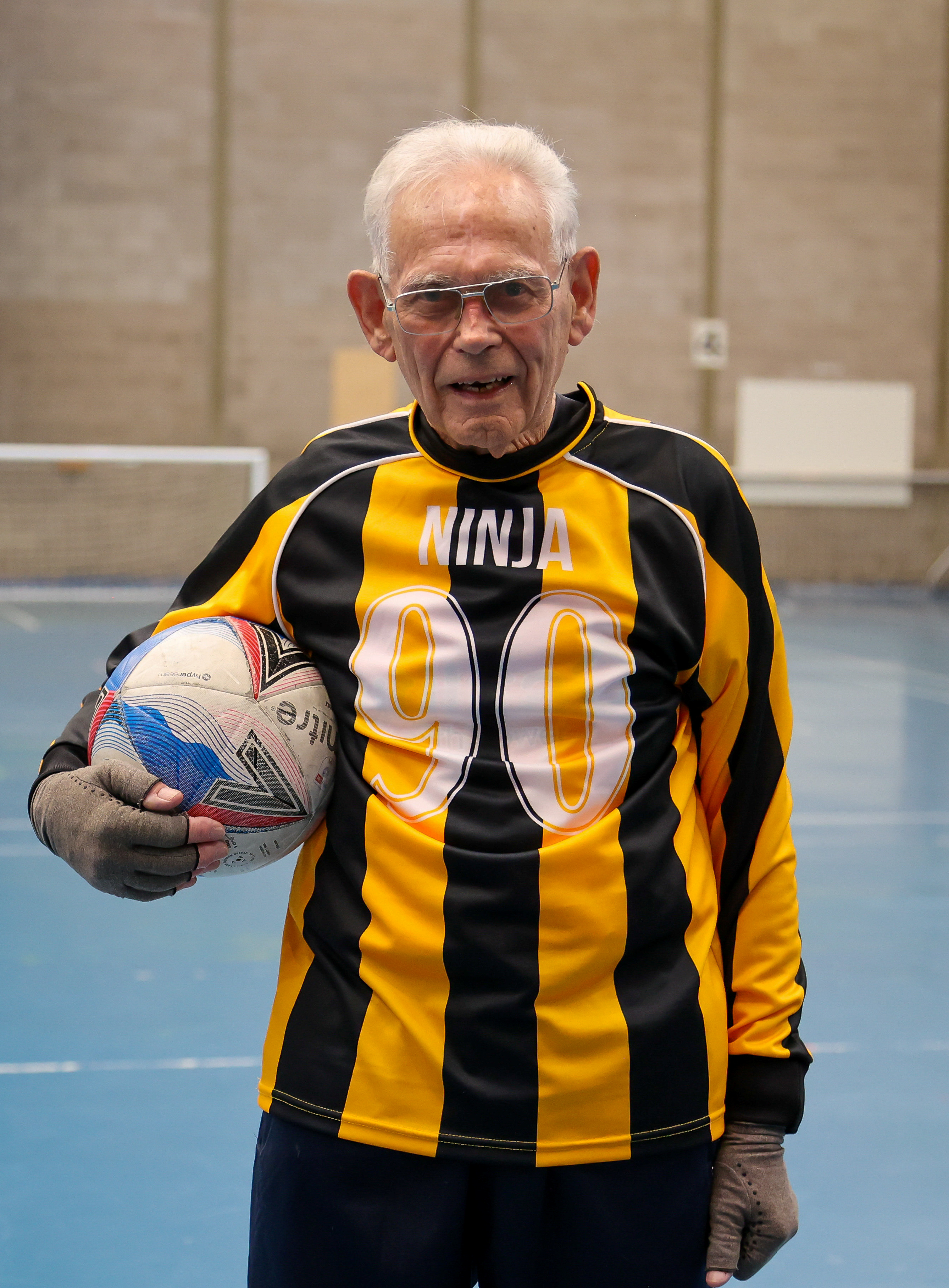 Mike, der wegen seiner Schnelligkeit im Strafraum den Spitznamen „Ninja“ trägt, spielt Walking-Football für Old Corinthians in Walsall