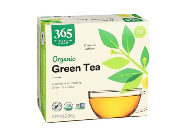 Schachtel mit grünem Tee von Whole Foods auf weißem Hintergrund