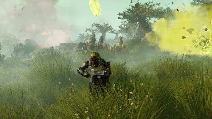 Screenshot von Helldivers 2, der einen Spieler zeigt, der vor einer seltsamen grünen Explosion flüchtet