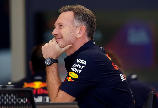 Der Red Bull-Chef lächelte heute Morgen in Bahrain, nachdem er zum F1-Saisonauftakt eingeflogen war