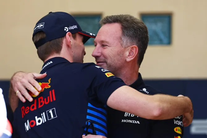 Verstappen und Horner umarmen sich heute im F1-Fahrerlager in Bahrain