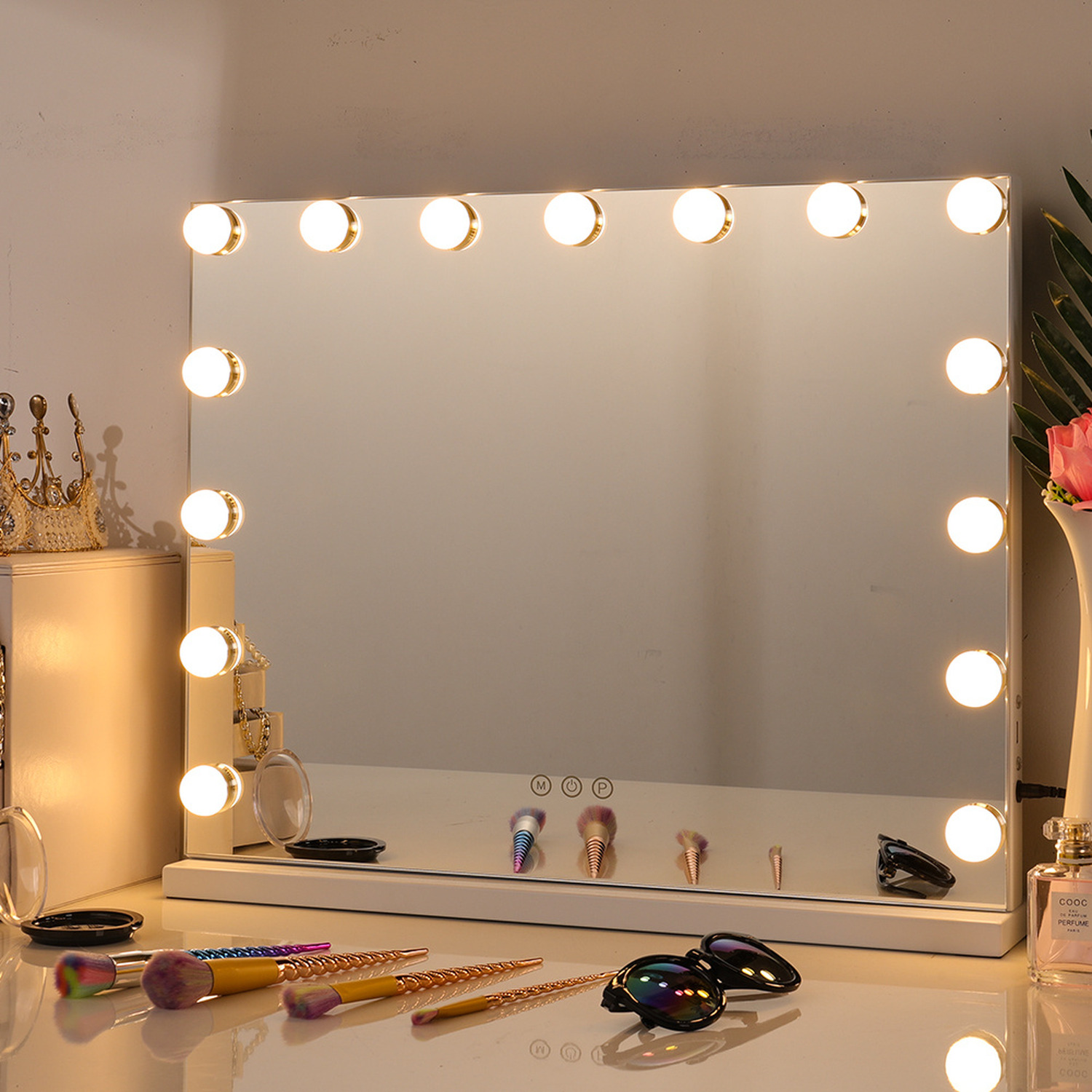 Sparen Sie 52 £ bei diesem beleuchteten Spiegel im Hollywood-Stil bei The Range