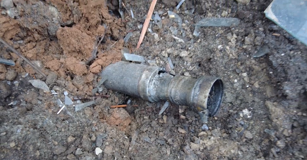Ein erschreckendes Bild zeigt eine russische Rakete, die nach einem schrecklichen Einschlag im Boden zurückgelassen wurde