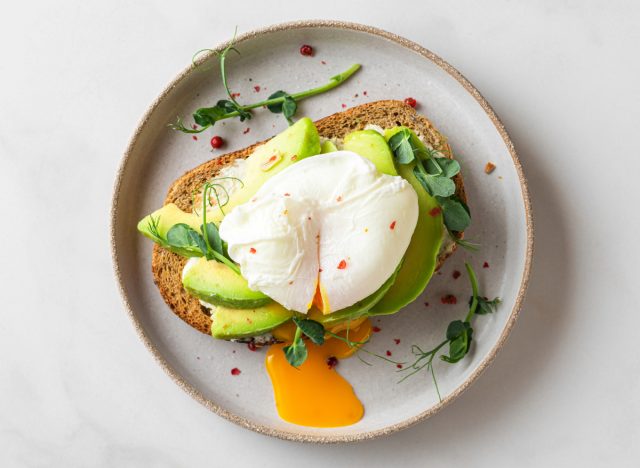Avocado-Toast mit Ei, Konzept, dass Eier Ihnen beim Abnehmen helfen können