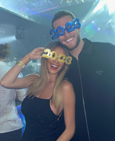 Das Paar posierte zusammen mit einer „2023“-Sonnenbrille