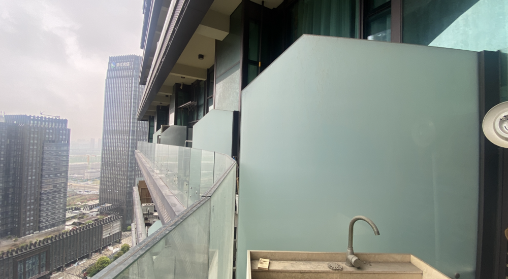 Ein Blick von einem der Balkone im Gebäude mit einem Außenwaschbecken