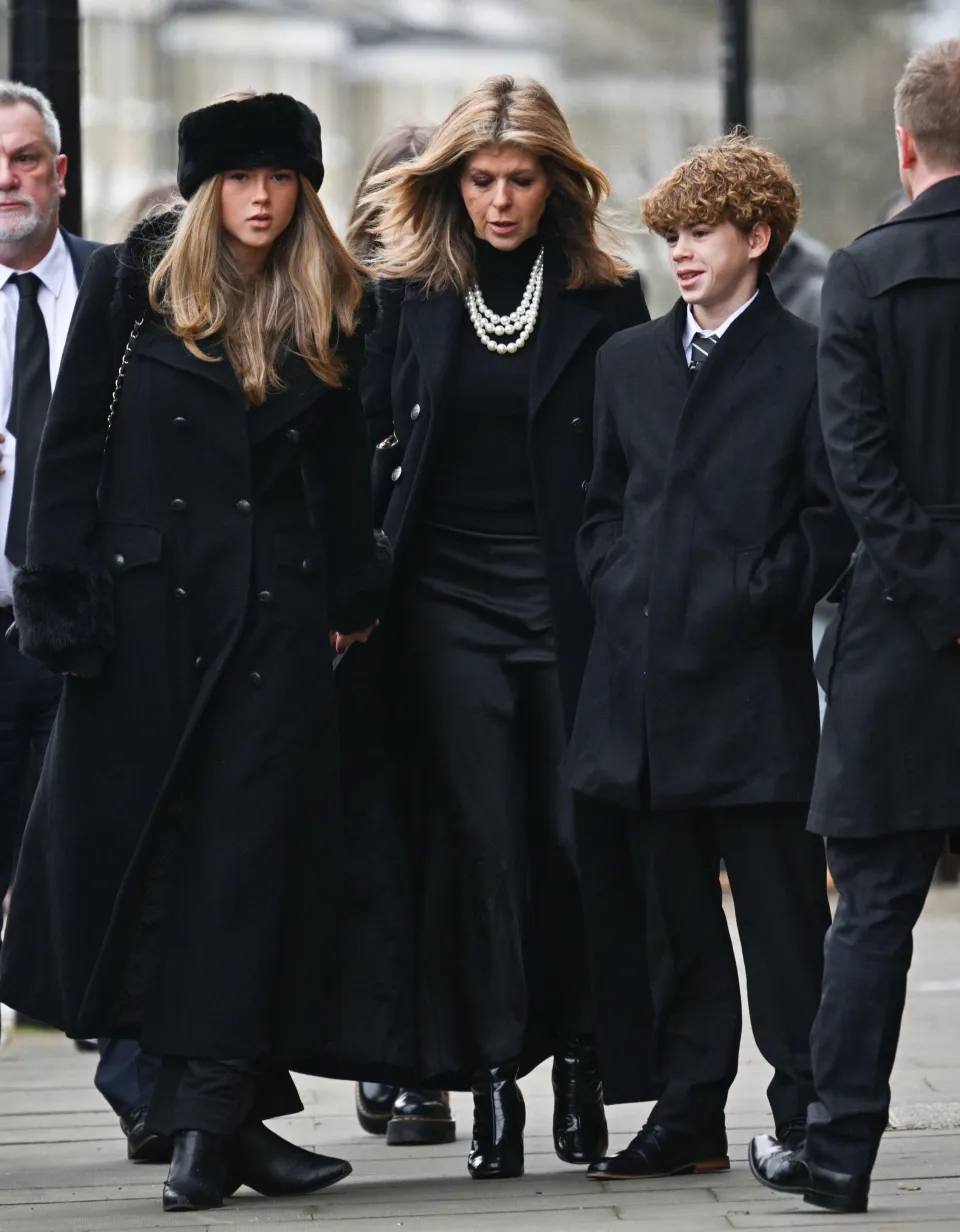 Kate, abgebildet mit ihren Kindern Darcey (17) und Billy (14) bei der Beerdigung ihres Mannes