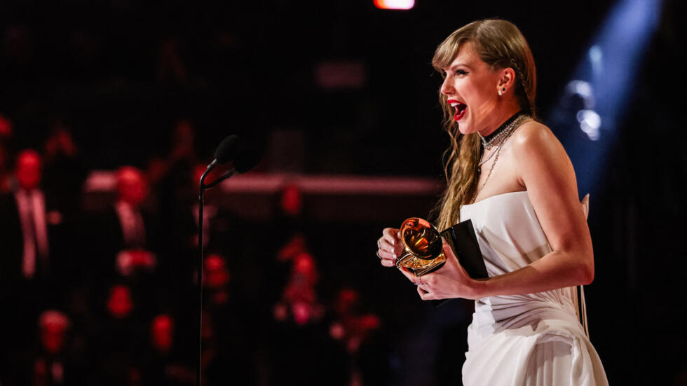 Taylor Swift nimmt die Auszeichnung „Album des Jahres“ entgegen "Mitternacht" bei den 66. Grammy Awards am 4. Februar 2024 in Los Angeles, Kalifornien.