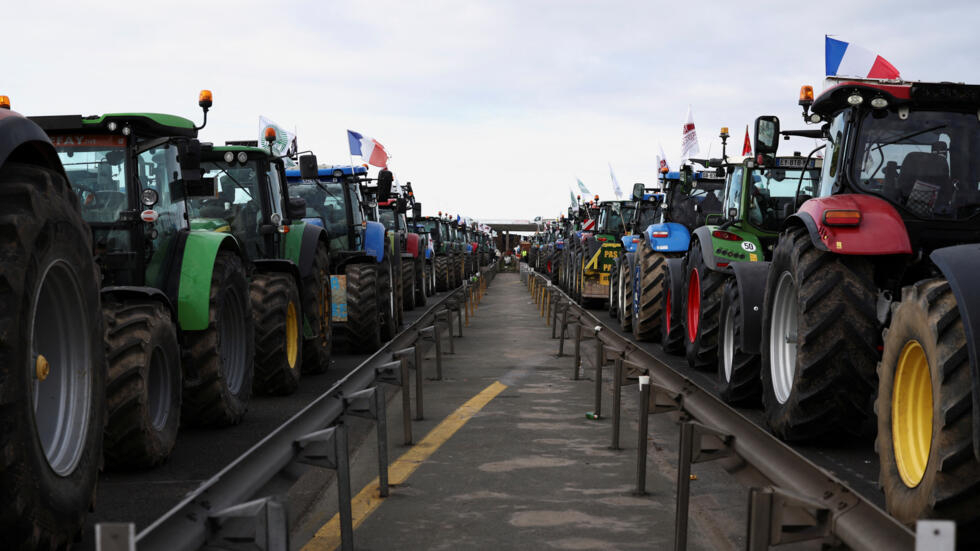 Während einer Blockade durch Landwirte auf der Autobahn A4 stehen Traktoren in einer Reihe, um gegen Preisdruck, Steuern und Umweltvorschriften zu protestieren, Beschwerden, die Landwirte in ganz Europa in Jossigny in der Nähe teilen