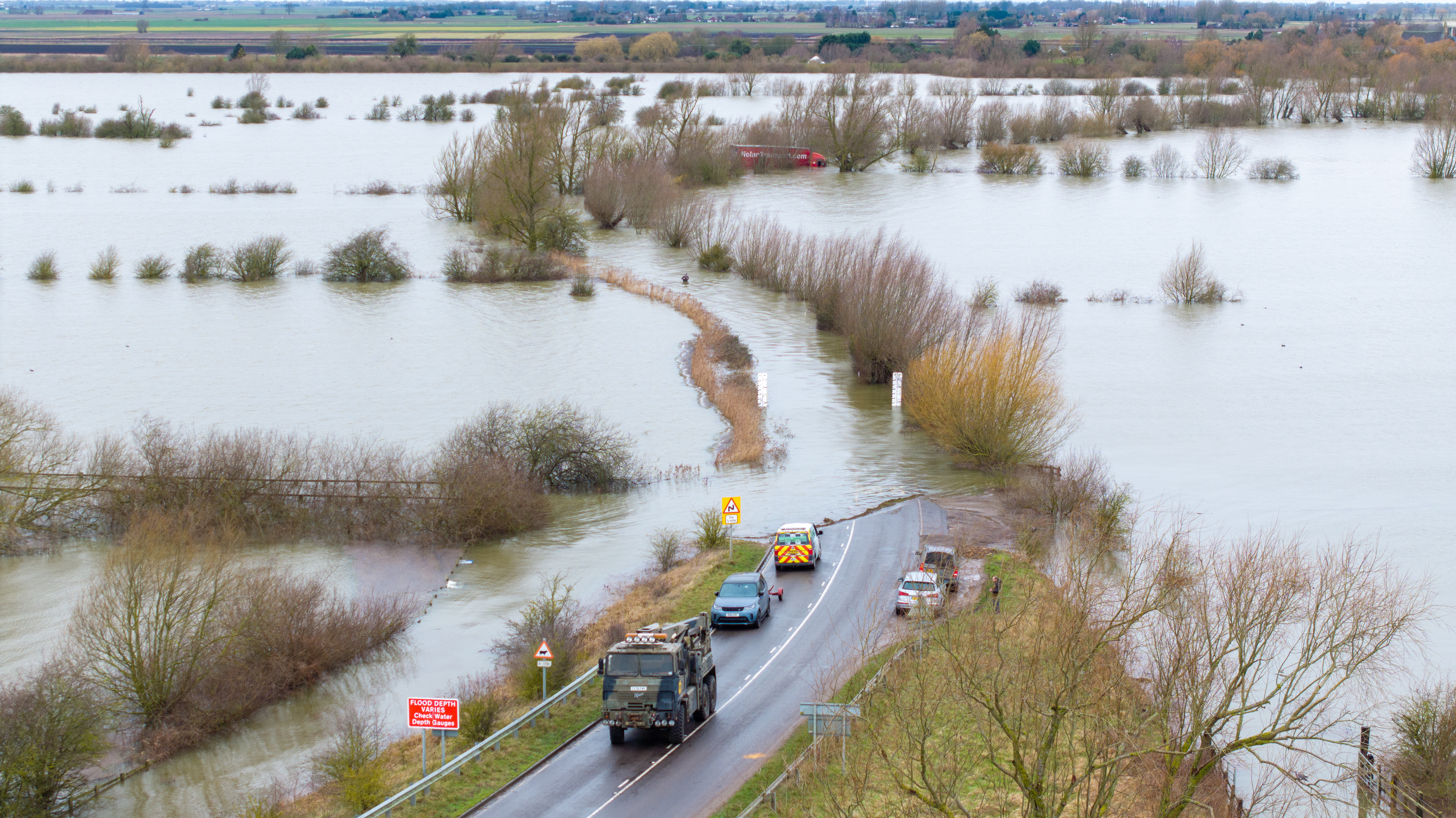 Bergungsarbeiter waren gestern auf der überfluteten A1101 in Norfolk unterwegs