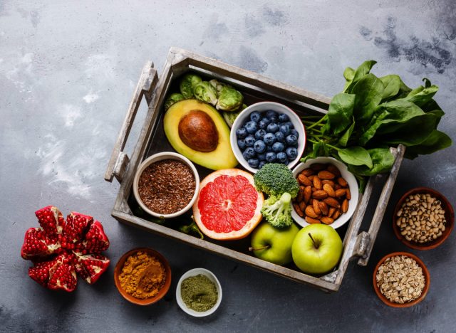 Frisches Obst und Gemüse im Korb, Konzept der Volumen-Ess-Tipps zur Gewichtsreduktion