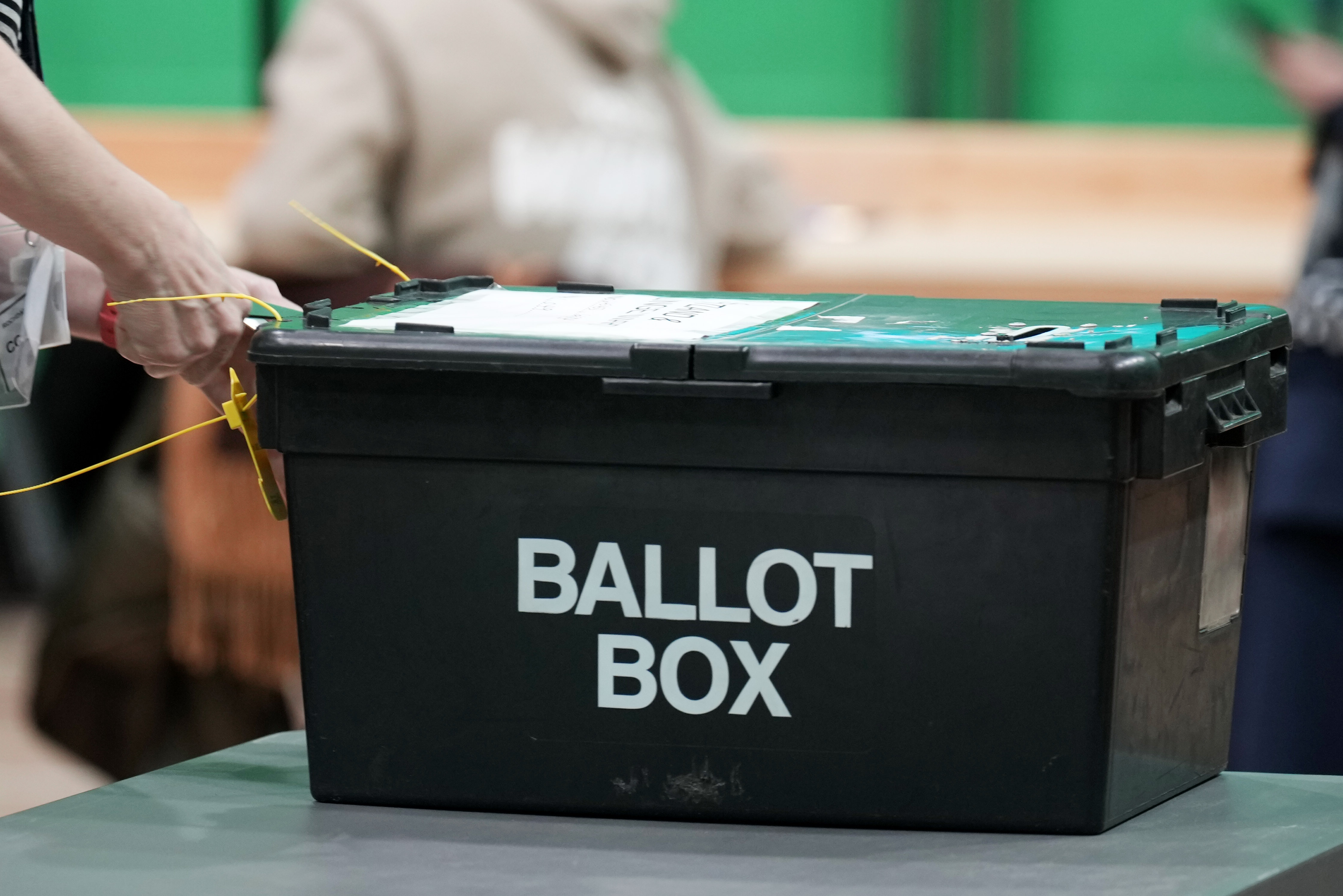 Die Wahlurnen wurden gesichert, da die Wahllokale am Donnerstag um 22 Uhr schließen