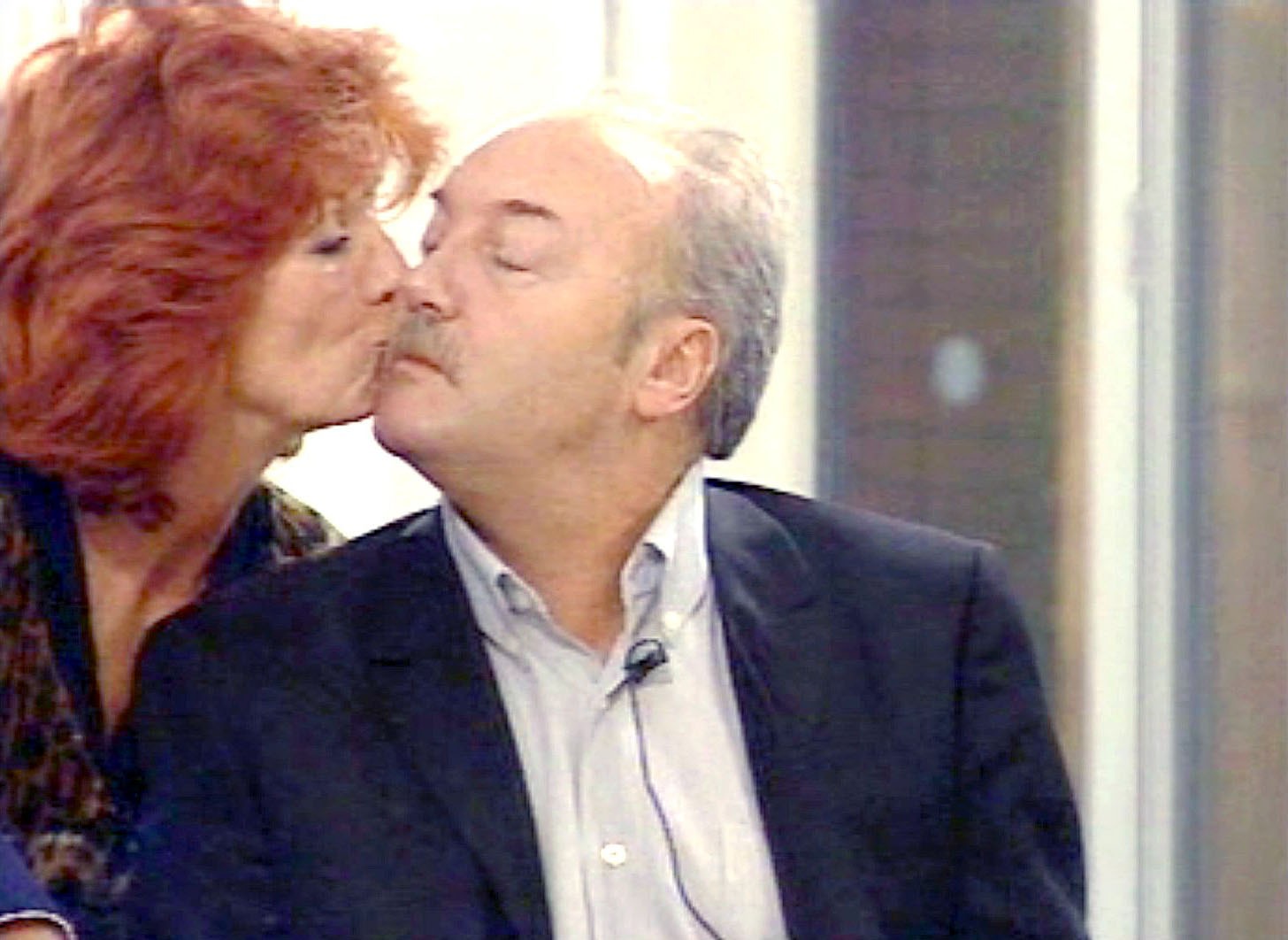 Rula Lenska küsst George Galloway in der CBB-Serie im Jahr 2006