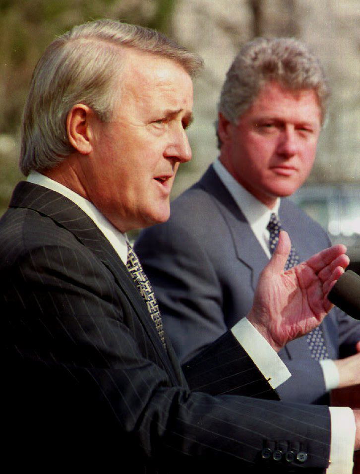 Mulroney spricht am 5. Februar 1993 nach einem Treffen mit US-Präsident Bill Clinton vor Reportern