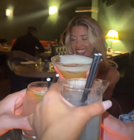 Demi Jones hat Videos mit den Mädchen, die Cocktails trinken, und Casey geteilt