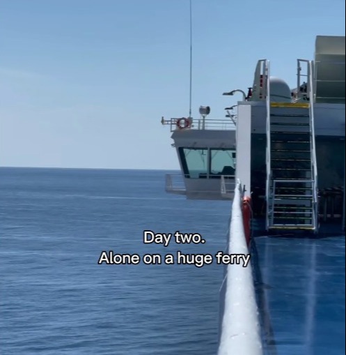 Eines der unglaublichsten Videos zeigt Kilmaru, wie er ganz allein ein riesiges Kreuzfahrtschiff erkundet