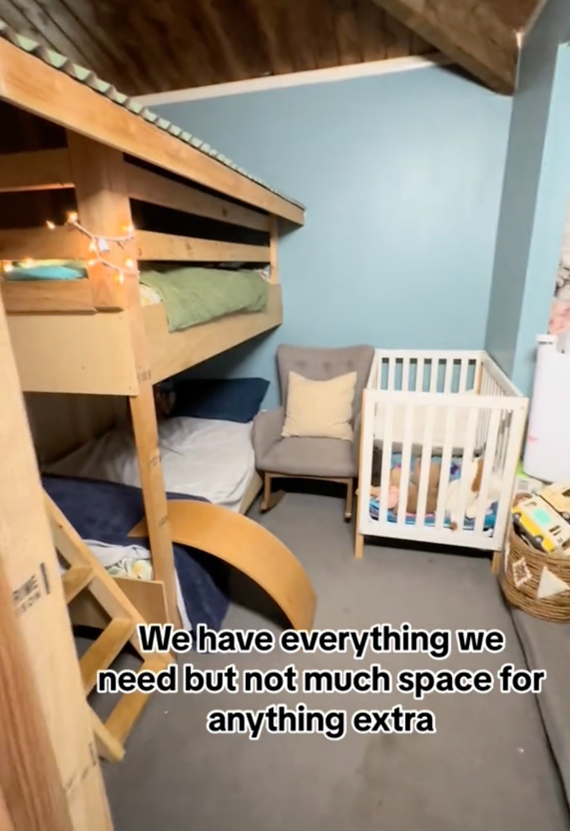 Juli und ihr Mann haben das Etagenbett ihrer Kinder so entworfen, dass sie nicht versehentlich aus der obersten Etage fallen können