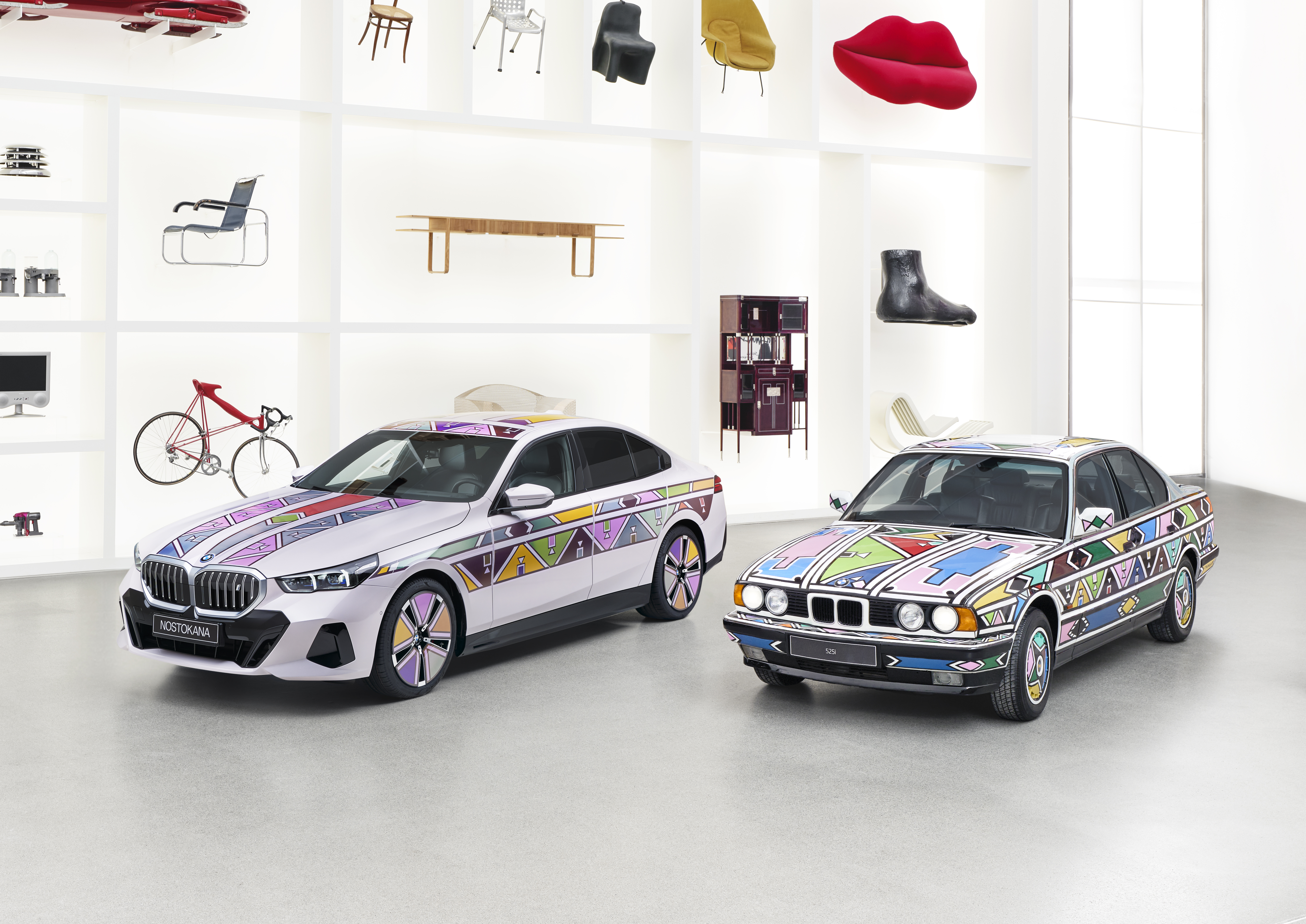 Dieses Modell stellt eine Verschmelzung von Kunst und Innovation dar und erinnert an das BMW Art Car, das 1991 von der südafrikanischen Künstlerin Esther Mahlangu entworfen wurde.