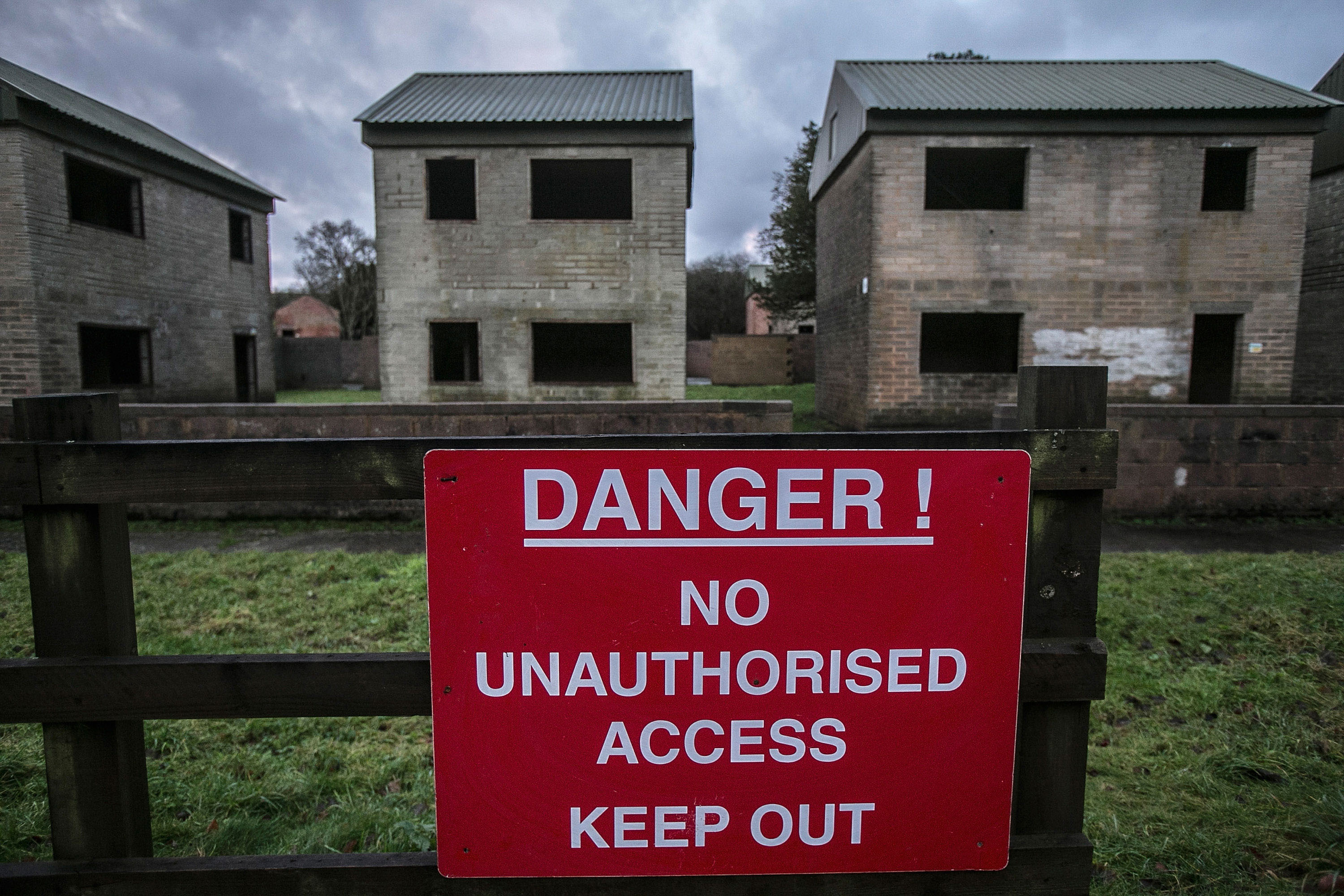 In Imber (im Bild) sind Warnschilder wegen nicht explodierter militärischer Trümmer verstreut