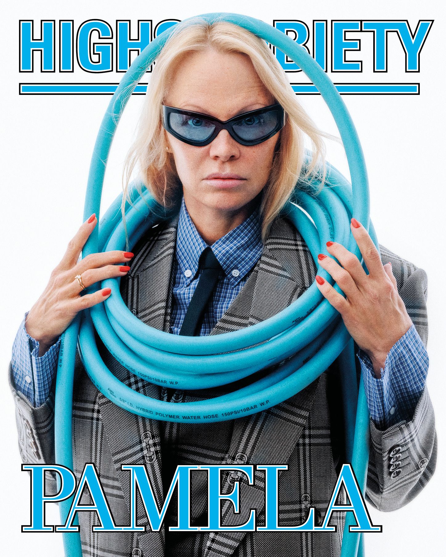 Pammy wickelt sich für das Cover des Highsnobiety-Magazins auch einen blauen Schlauch um den Hals