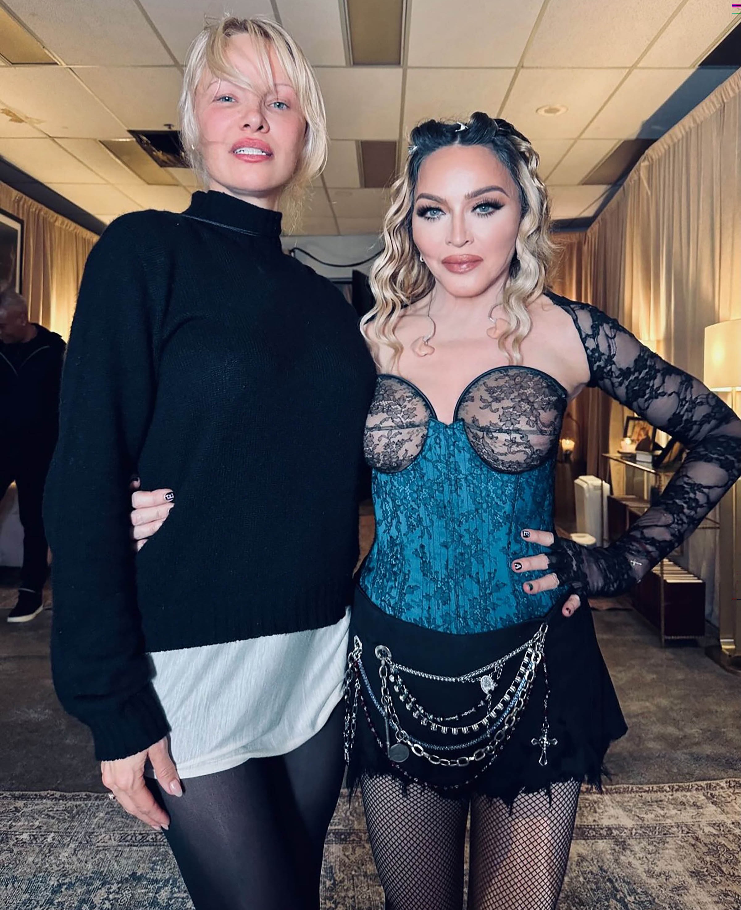 Pam und Madonna wurden hinter der Bühne abgebildet, nachdem sie sich zusammengetan hatten, um Tänzer zu bewerten, die bei einem Konzert den Hit von 1990 aufführten