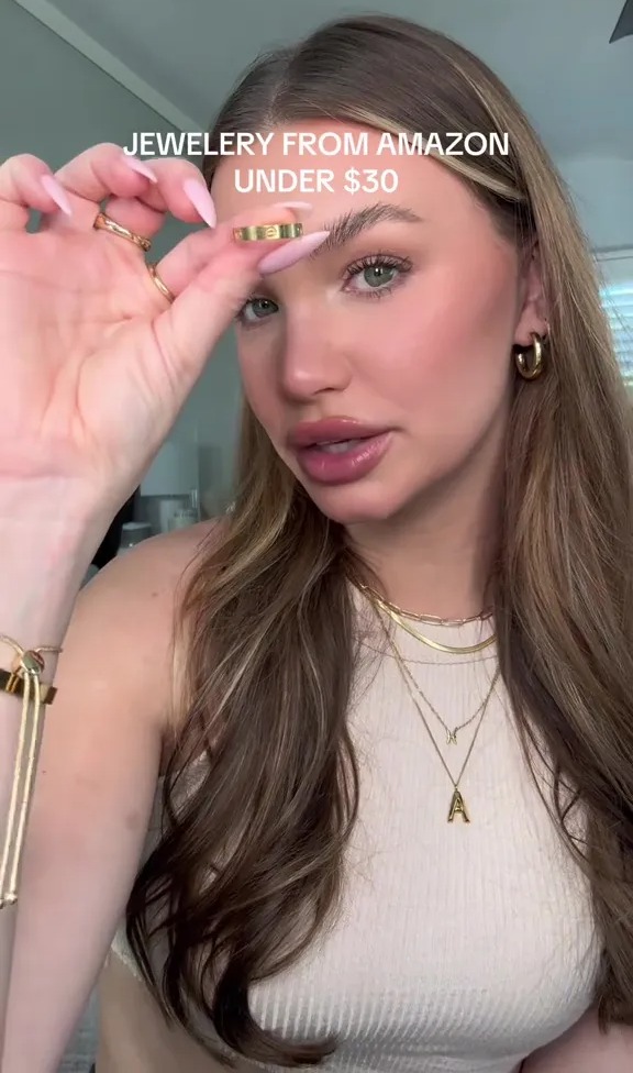 Allison zeigte ihren Followern ein gefälschtes Cartier-Ring-Duplikat, das sie bei Amazon gekauft hatte