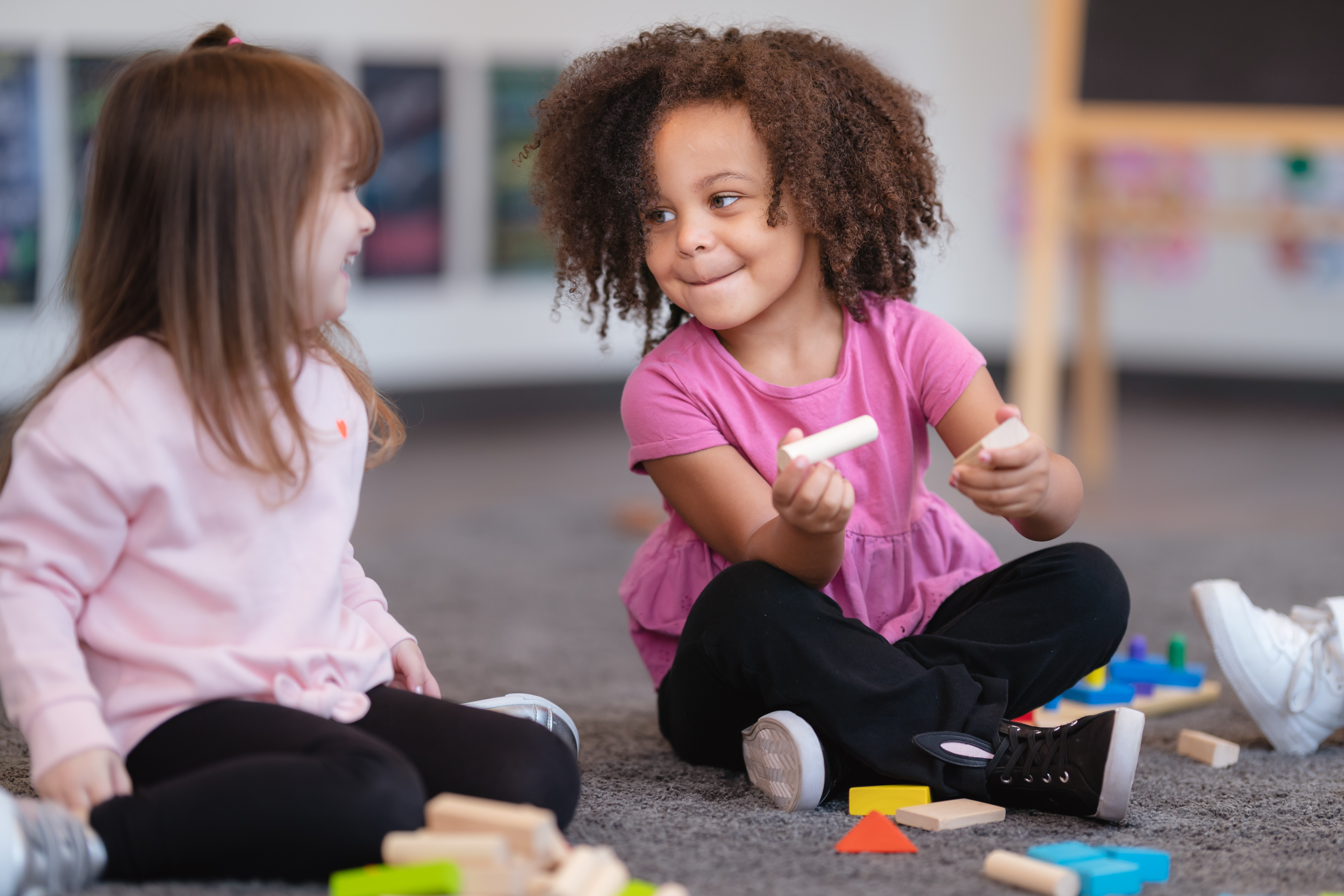 Der Kindergarten ist ein toller Ort für Ihre Kleinen – aber er kann auch ziemlich klischeehaft sein, sowohl für Eltern als auch für Kinder