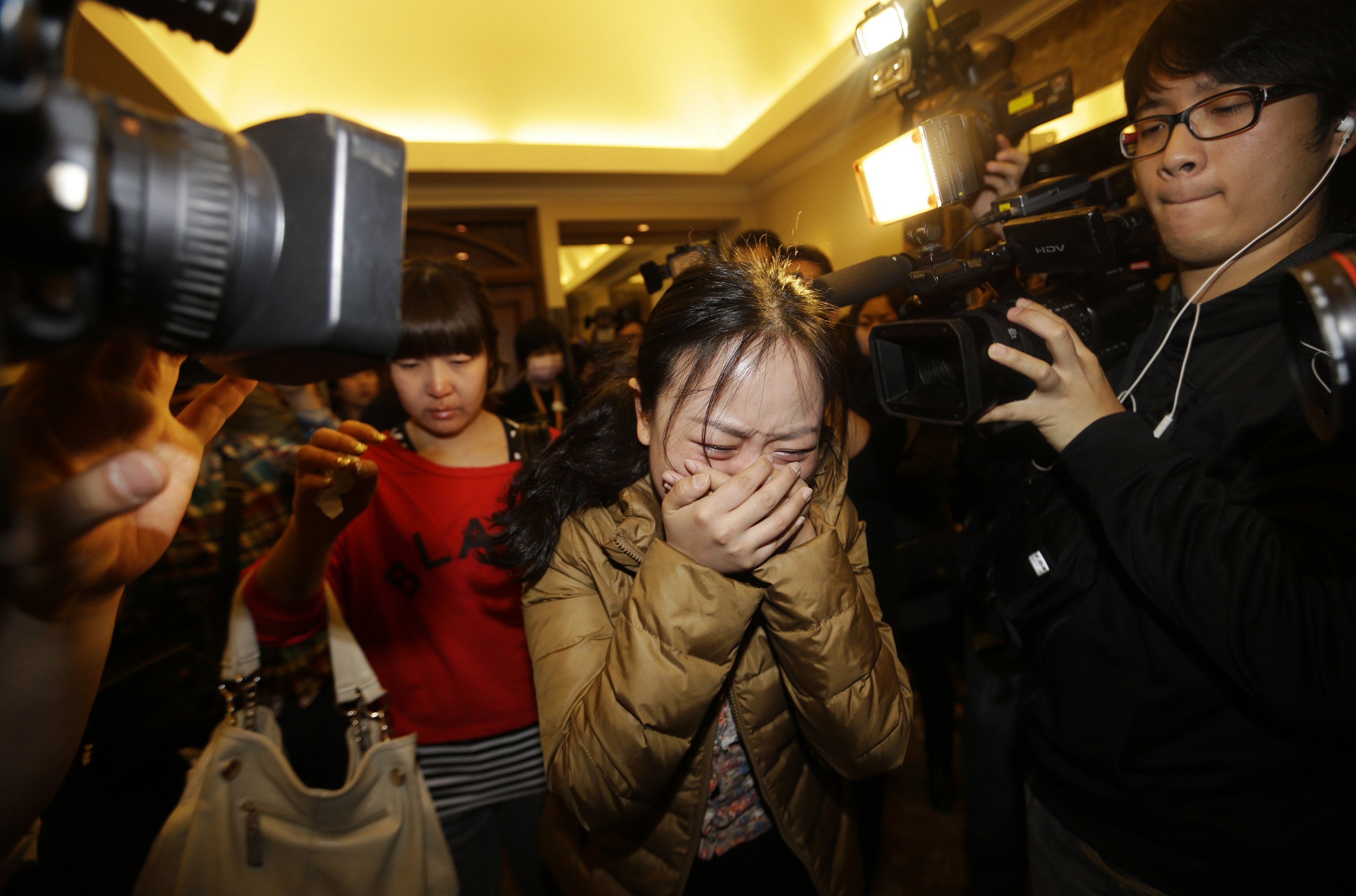 Ein Verwandter eines Passagiers weint am 9. März 2014 in einem Hotel in Peking