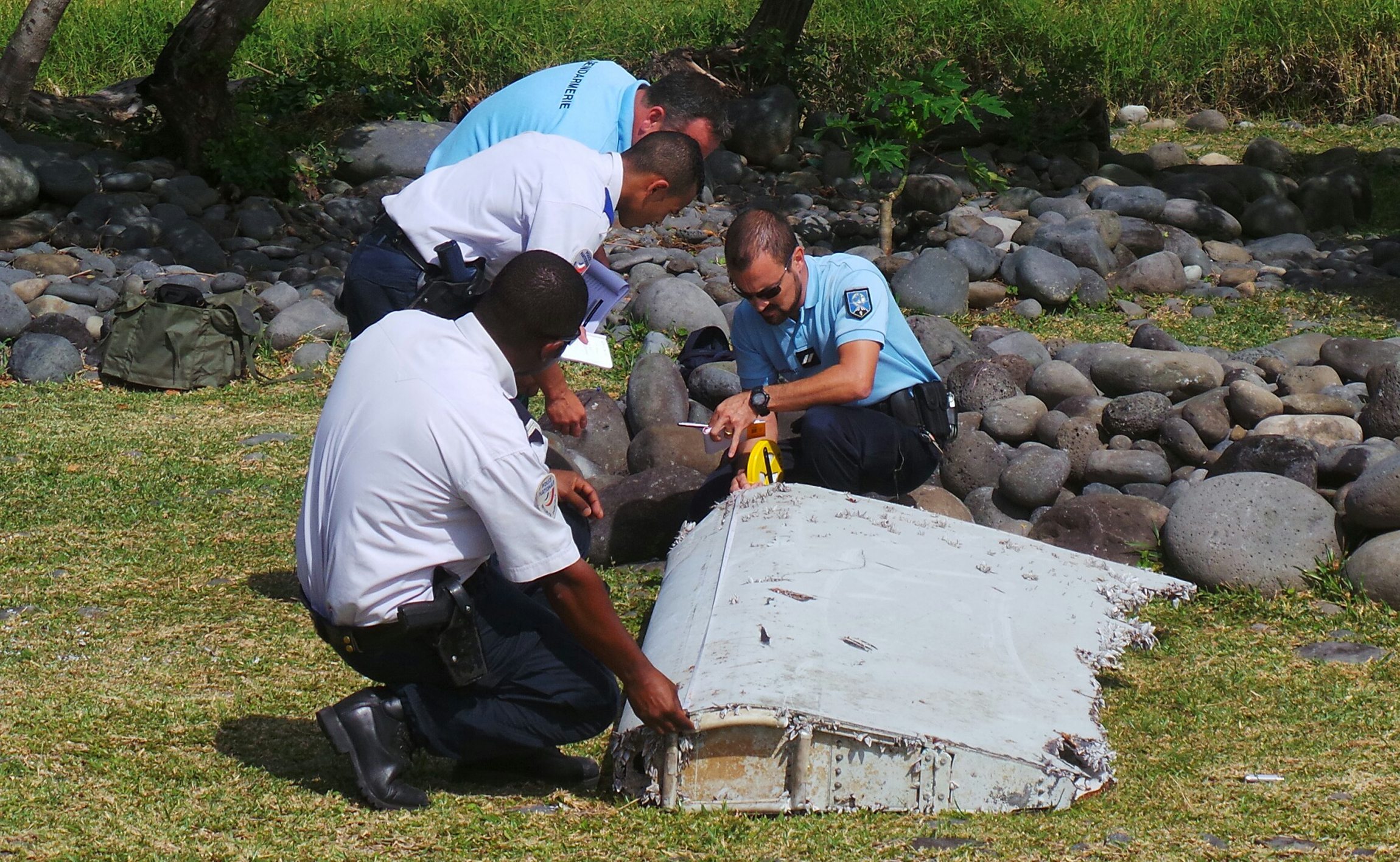 Die ersten Trümmer, die am 29. Juli 2015 auf der Insel La Réunion gefunden wurden, waren ein Teil des rechten Flügels namens Flaperon