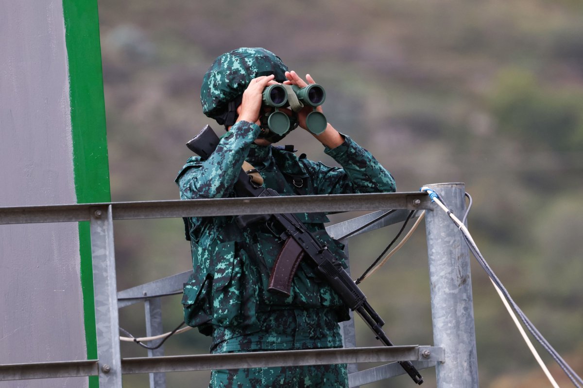 Aserbaidschanischer Soldat in der Nähe des Lachin-Korridors 2023