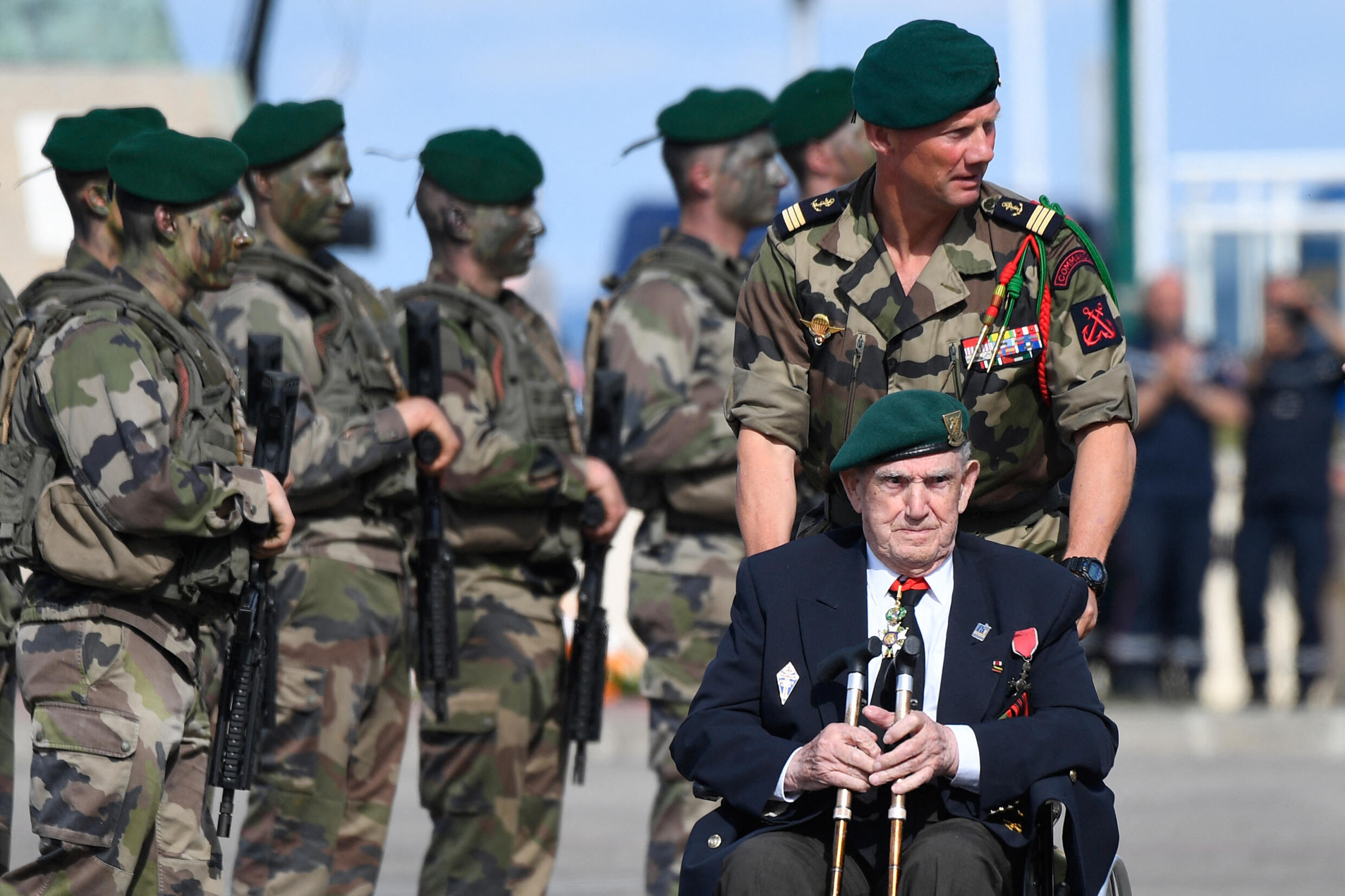 Der französische Kriegsveteran Leon Gautier (r.) nimmt an einer Zeremonie zu Ehren der 177 französischen Füsilier-Marins teil "Kommando Kieffer" der am 6. Juni 2019 an der Landung in der Normandie in Colleville-Montgomery, Normandie, Nordwestfrankreich, teilnahm.