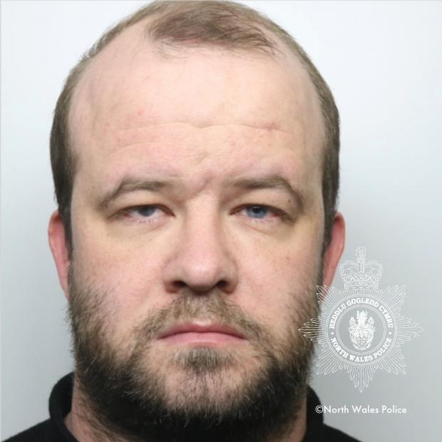 Der 36-jährige Raubtier Ben Gleeson wurde wegen sexueller Kommunikation mit einem Kind inhaftiert