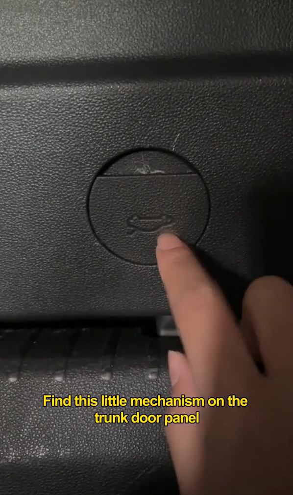 Im Kofferraum befindet sich ein Schalter, der ihn öffnen kann, damit jemand entkommen kann