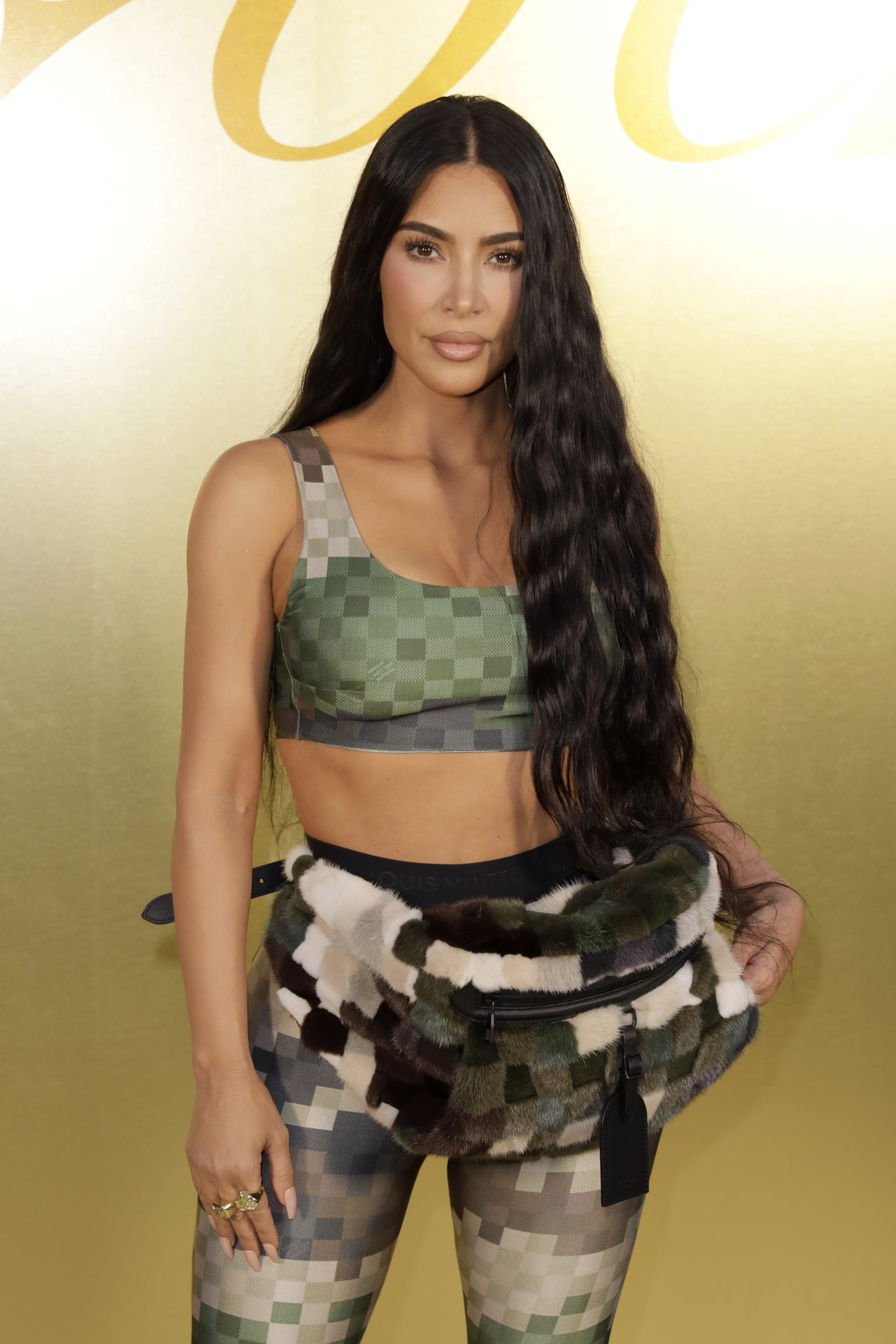 Kim prahlte in den sozialen Medien mit den teuren Taschen und fügte sie ihrer Website Kardashian Kloset hinzu