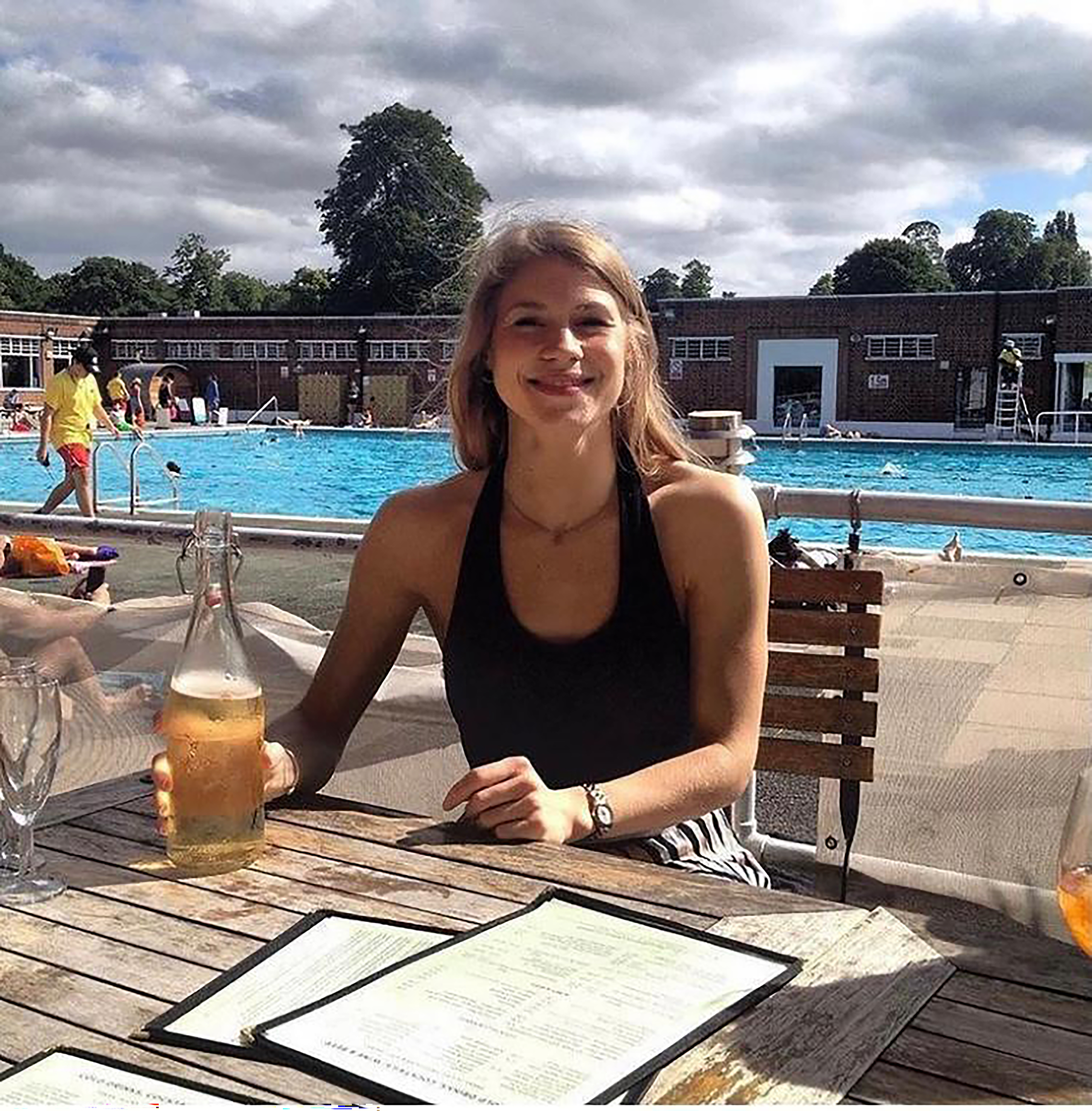 Ein anderes zeigt Sarah im Brockwell Lido, wie sie einen Drink in der Sonne genießt